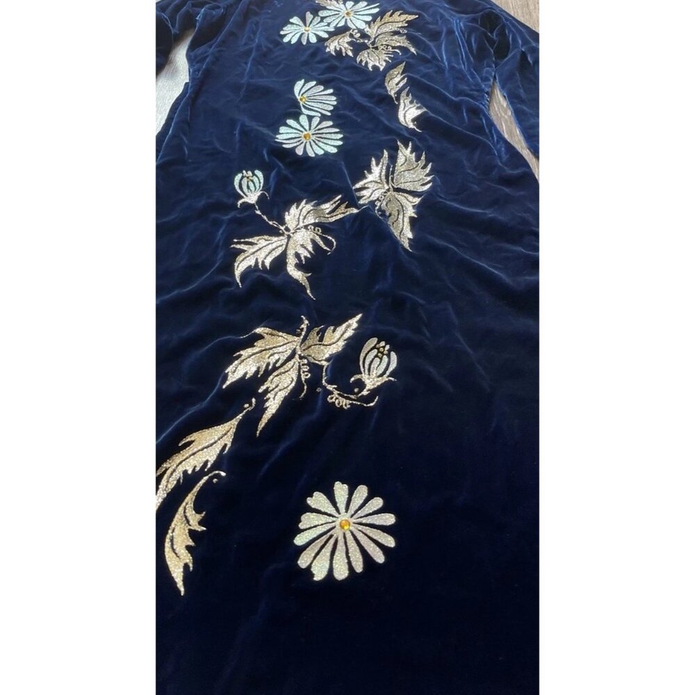 Vintage Cheongsam Long Dress Sz S Blue Velvet Asian Mandarin White Daisy Sparkle - Picture 2 of 13
